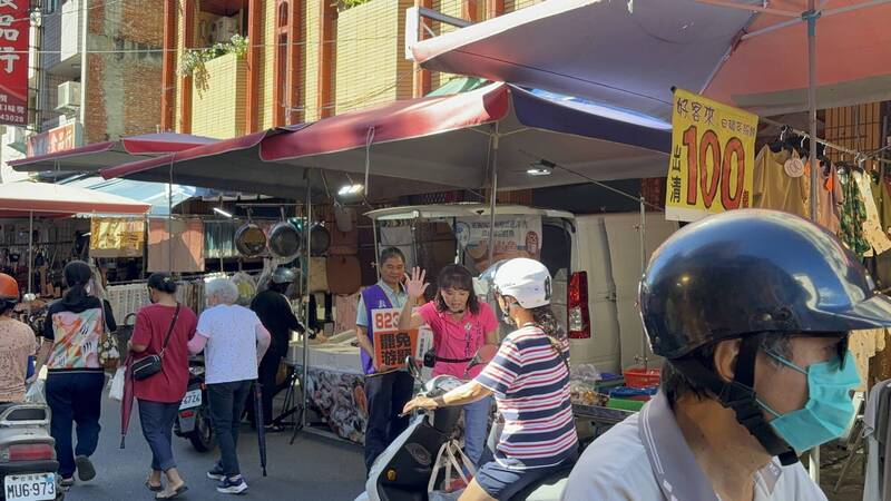 南投罷免游顥進入倒數，民進黨南投縣議員陳玉鈴與罷團前進竹山市場掃街。（「去游除垢」罷團提供）