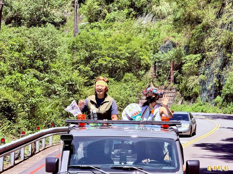 民進黨議員戴瑋姍（右）與黃淑君在大新店區車隊掃街宣傳罷免。（記者翁聿煌攝）