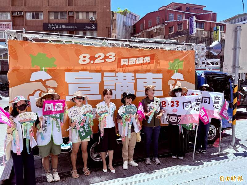 民進黨議員戴瑋姍與黃淑君陪同罷團志工在大新店區宣傳罷免。（記者翁聿煌攝）