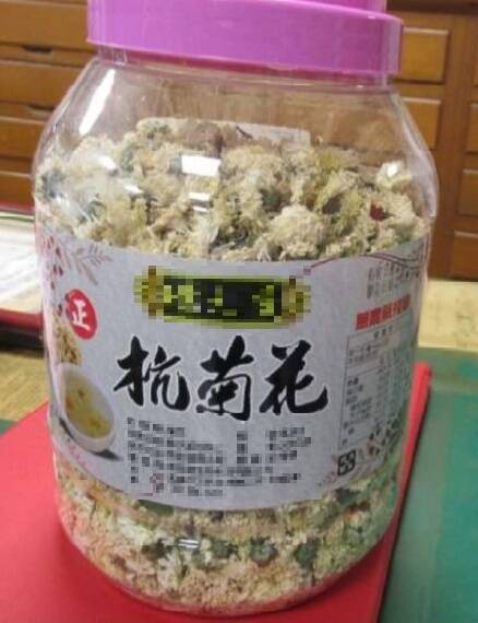 自中國進口的「杭菊花」，儘管外包裝標示「無農藥殘留」，實際卻被驗出多達18項農藥，其中6項更屬於不得檢出的禁藥，由於涉及標示不實及無法提供上游來源，產品供應商「璟元堂生物科技有限公司」被挨罰7萬元，是本次稽查最高罰金。（食藥署提供）