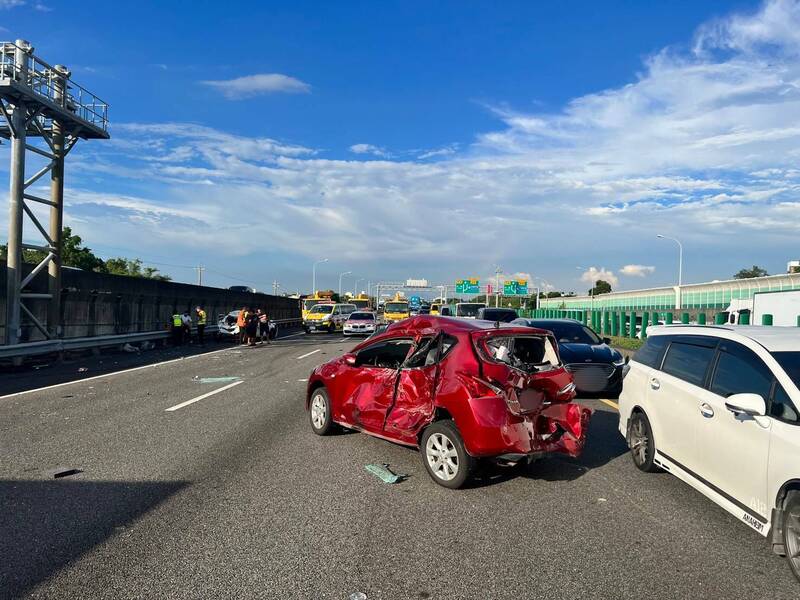 國1中壢路段下午4車追撞，2轎車駕駛輕傷，送醫無礙。（記者黃政嘉翻攝）