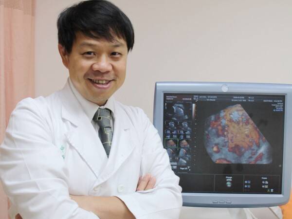 施景中被塞水果盒竟暗藏紅包 網友聯想時事：要笑著踩飛輪