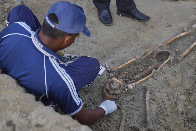斯里蘭卡亂葬崗出土141具骷髏 還有奶瓶及童衣
