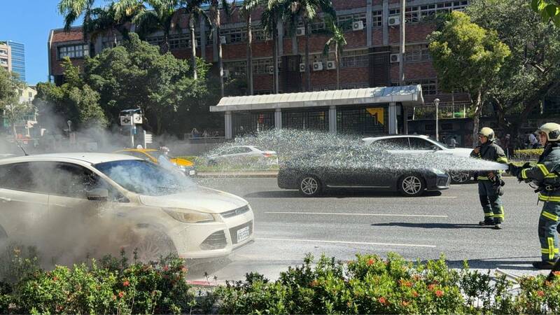 北市忠孝東路二段發生休旅車自燃意外。（記者劉慶侯翻攝）