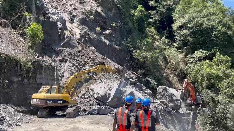 桃園市復興區台7線33公里處的羅浮往後山處邊坡，昨天（21日）凌晨落石坍方，公路局北區養護工程分局預估後天下午才能搶通。（復興區公所提供）