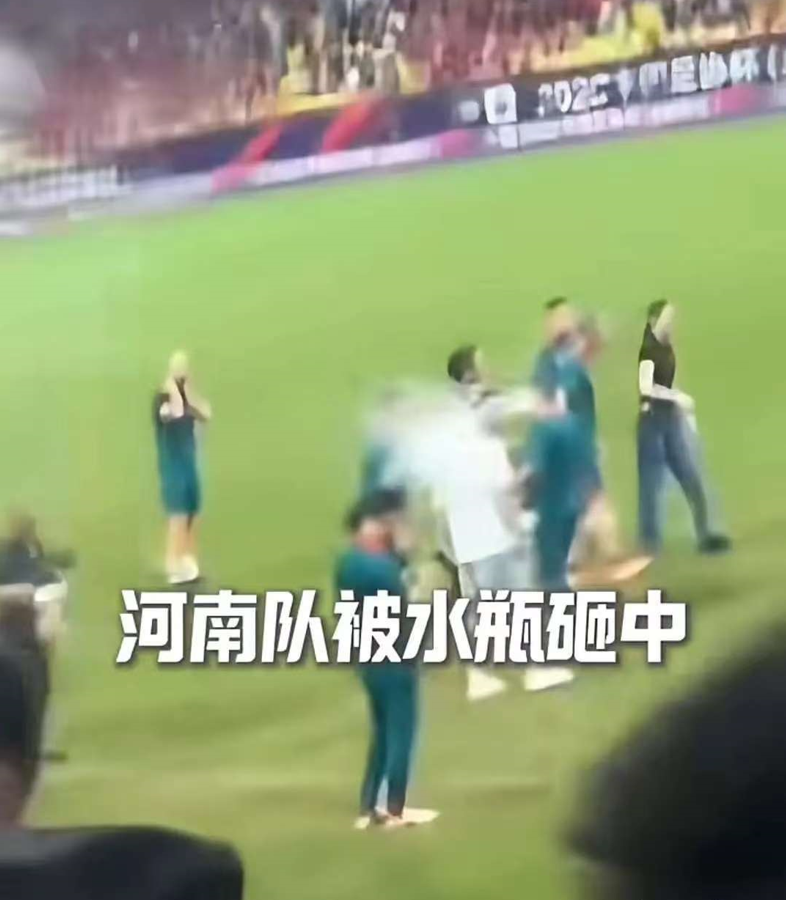 中国网民指称，获胜的河南队球员赛后遭水瓶砸中。 （图撷自微博）