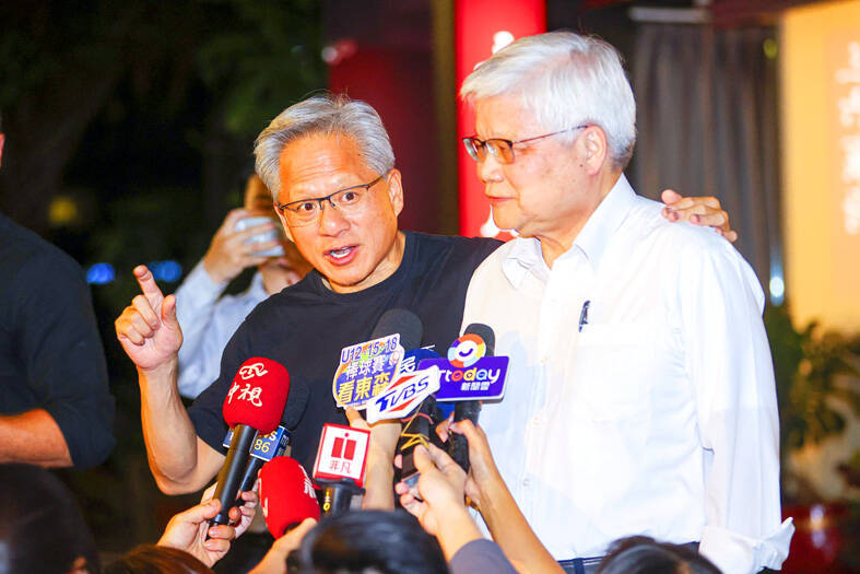 Nvidia Corp CEO Jenson Huang, left, and Taiwan Semiconductor Manufacturing Co CEO C.C. Wei pose for a photograph outside a restaurant in Taipei yesterday.
Photo: CNA