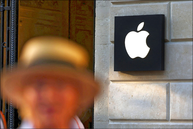 中英對照讀新聞》Gabbard says UK scraps demand for Apple to give backdoor access to data加巴德說英國放棄要求蘋果開闢存取資料後門