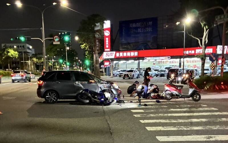 汽車轉彎未讓直行機車導致車禍。（讀者提供）