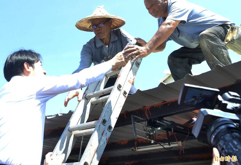 再返鄉視察風災重建  賴清德暖心爬梯遞水慰勞工班 宣示做完才會撤