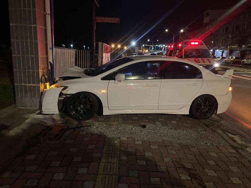 自小客自撞民宅柱子，車內人員幸無大礙。（警方提供）