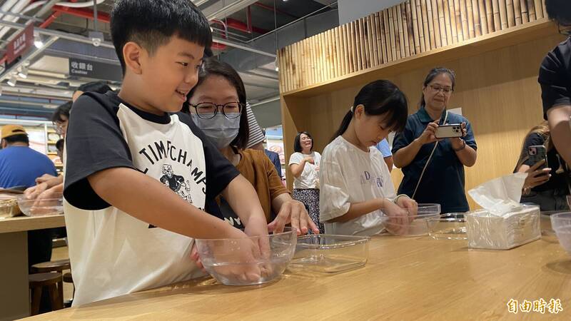 小孩玩得很快樂，但「僅此一次，下不為例」。（記者劉人瑋攝）