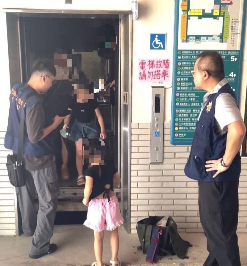 十興國小投開票所今天發生一家四口受困電梯情事，警方消防和維修人員協助脫困。（警方提供）