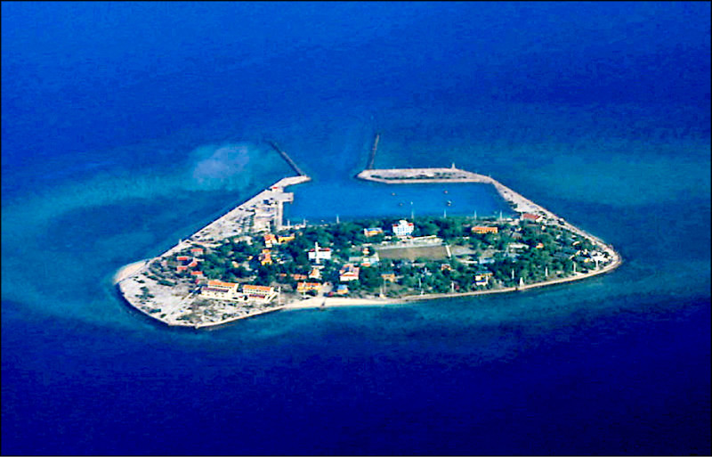 越南在南沙群島大舉填海造島，其規模已比肩甚至超越中國。圖為從空中拍攝、由越南控制的南沙群島中的南子礁。（路透檔案照）
