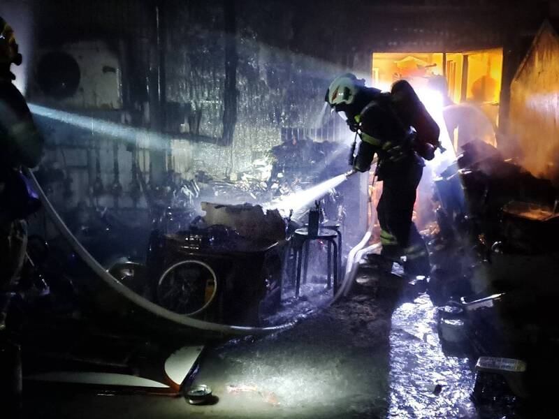 基隆公寓頂樓深夜冒火 消防員火速撲滅幸無人傷亡