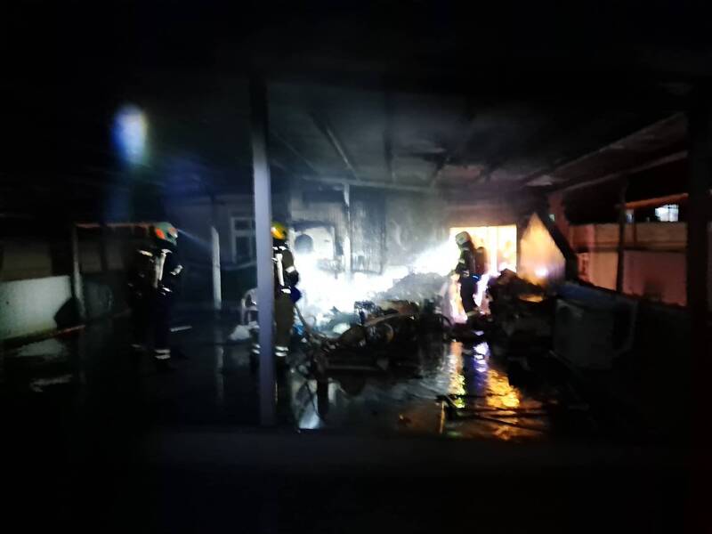 消防隊員布線射水，迅速撲滅火勢。（記者吳昇儒翻攝）