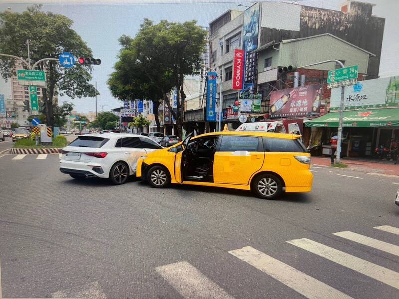 在台南北區小東路路肩的計程車突然在路口大左轉要切入東光路，與一輛小東路同向要直行的白色奧迪轎車撞個正著，幸車上兩位駕駛人都無明顯外傷。（民眾提供）