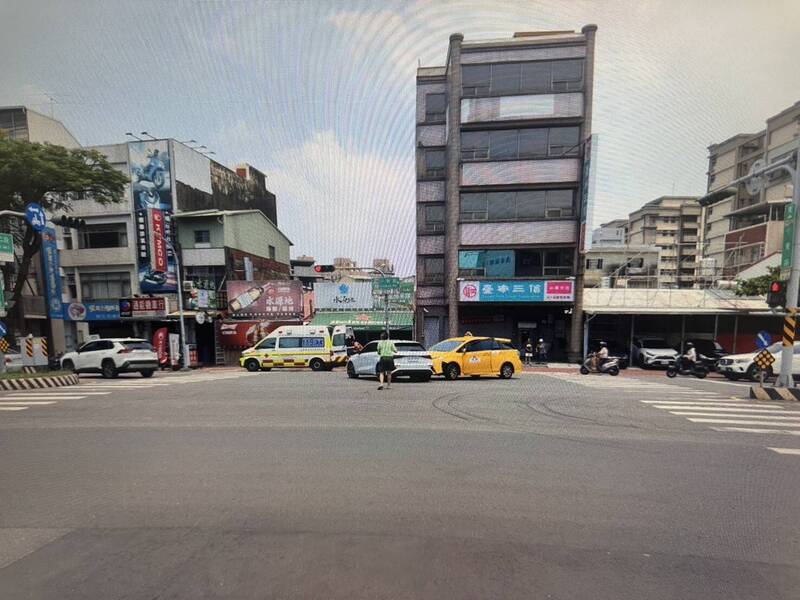 路肩小黃鬼切攔腰撞奧迪 網笑：令人傻眼違規左轉