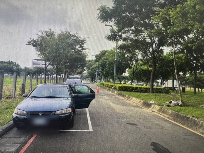 彭男被發現倒臥分隔島草地上，已無生命跡象。（民眾提供）