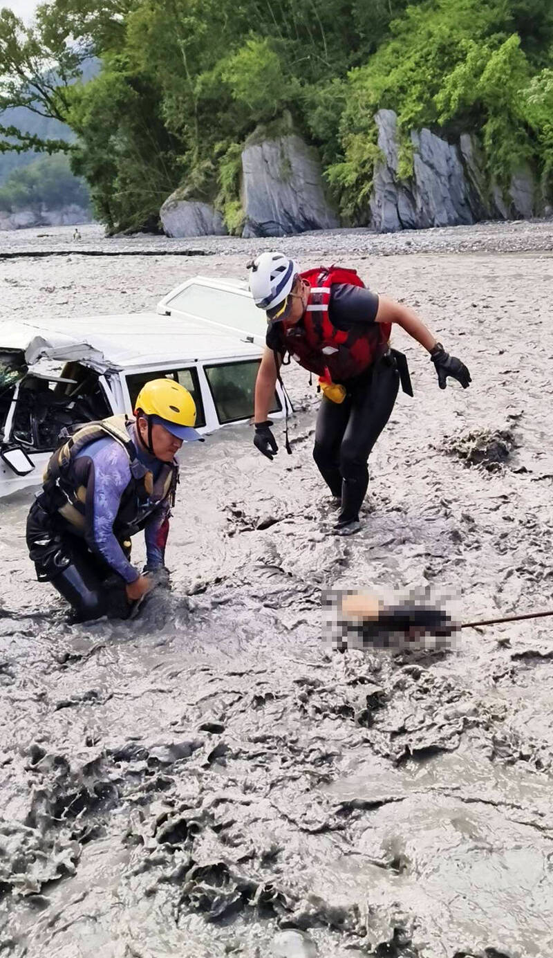 吉普車駕駛溺斃 消防隊教官：活動違法且山區夏季不適合溯溪