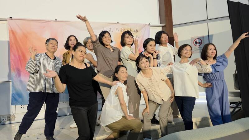 「今天不做媽媽，做自己3.0」中高齡婦女戲劇培力成果，24日在葫蘆墩文化中心演出。（弘毓基金會提供）