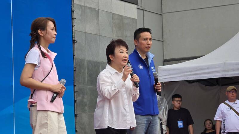 盧秀燕（白襯衫者）表態無法參選黨主席，黨籍新北議員陳偉杰（藍背心者）呼籲黨主席選舉應受全國公民檢視。（資料照）