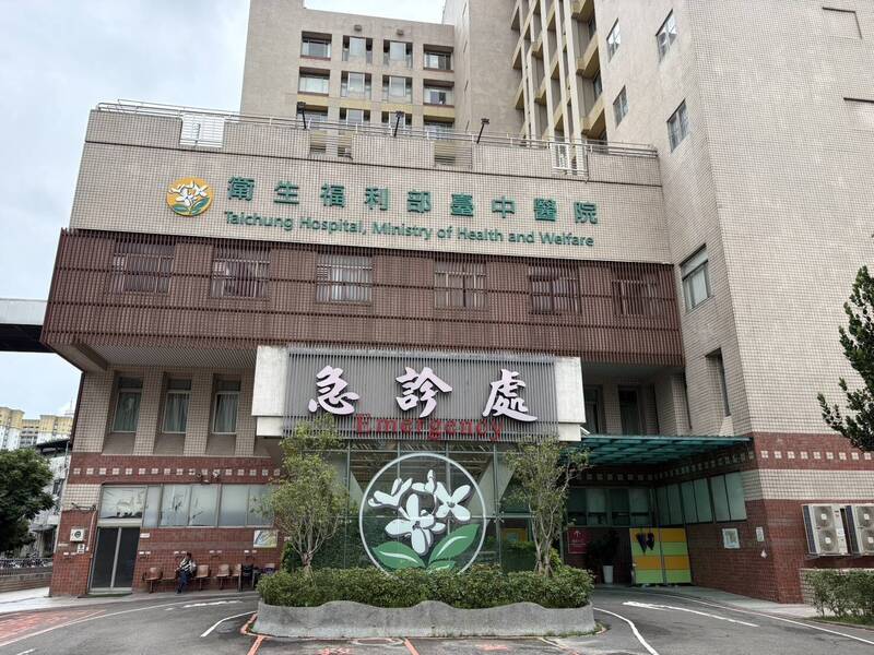 男子被發現陳屍台中醫院急診室外機車停車場。（民眾提供）