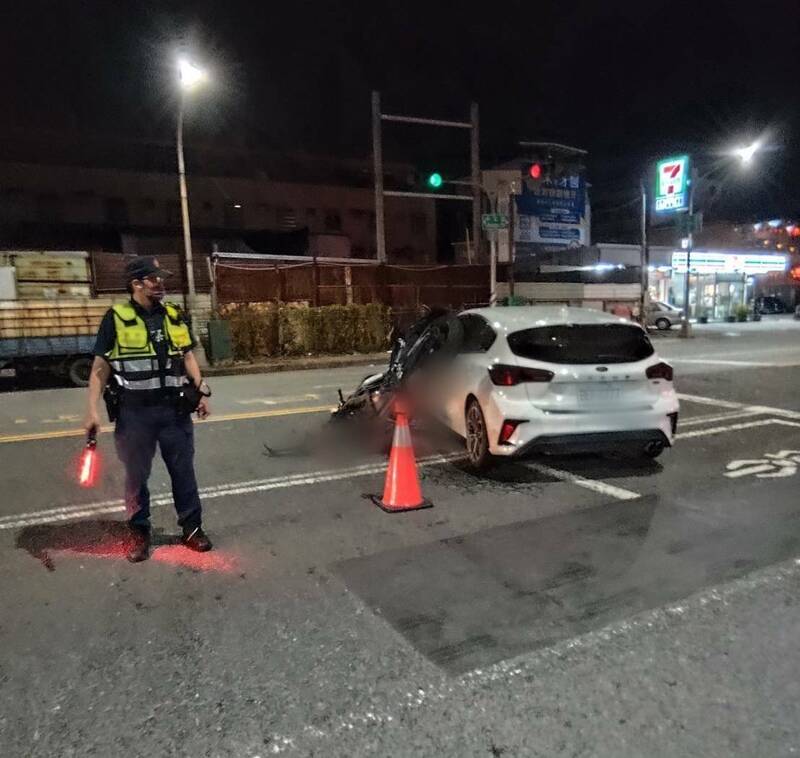小港區發生汽機車碰撞車禍，員警到場維持交通秩序。（民眾提供）
