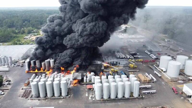 美國路易斯安那州羅斯蘭鎮史密蒂汽車供應廠22日發生爆炸，引發猛烈火災。（美聯社）