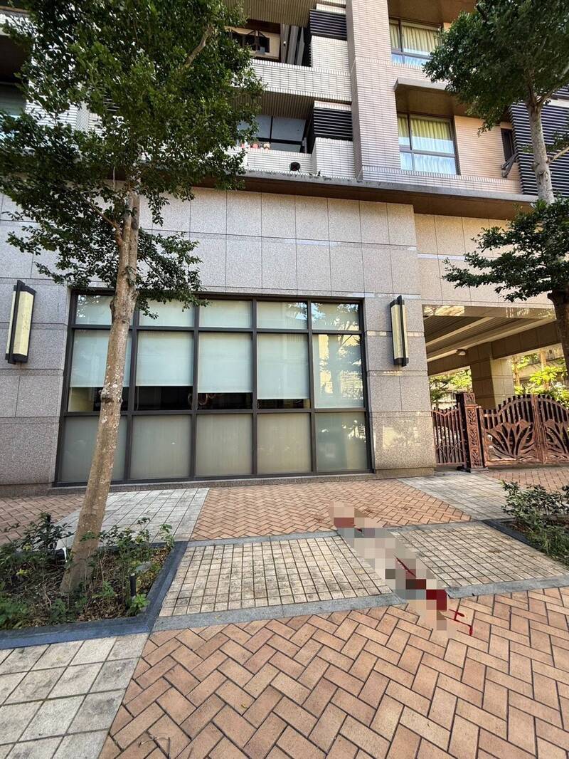 游男撿取掉落的盆栽時，不慎失足從2樓墜落至1樓人行道，造成頭部撕裂傷及手部骨折。（記者陸運鋒翻攝）