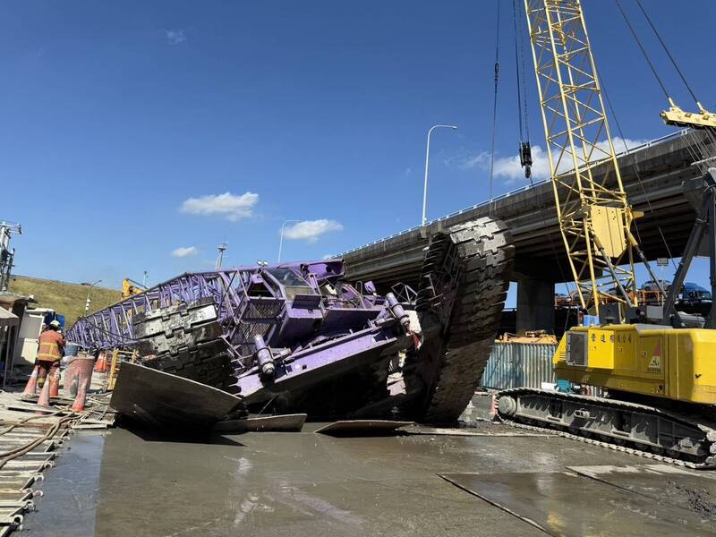 五股吊車疑重心不穩翻覆    砸毀灑水車濕一地