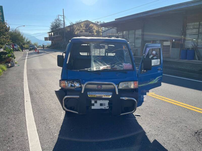 台18線嘉義縣番路鄉段小貨車不慎撞擊路人，導致78歲羅姓婦人頭部及四肢嚴重擦挫傷，送醫不治。（中埔警分局提供）