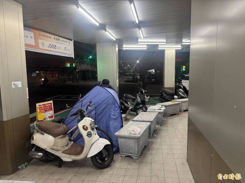 嘉義男在高雄騎樓伸懶腰，突腿軟倒地猝逝。（記者洪定宏攝）