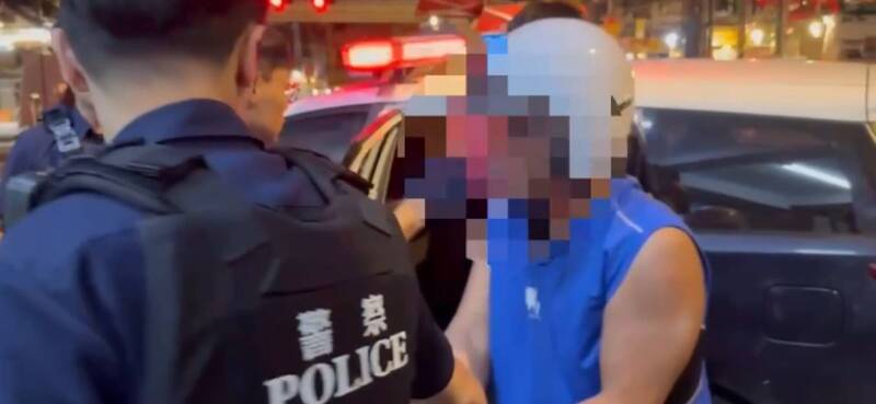 周姓男子昨天搶劫後，警方獲報3小時後逮到人。（記者林嘉東翻攝）