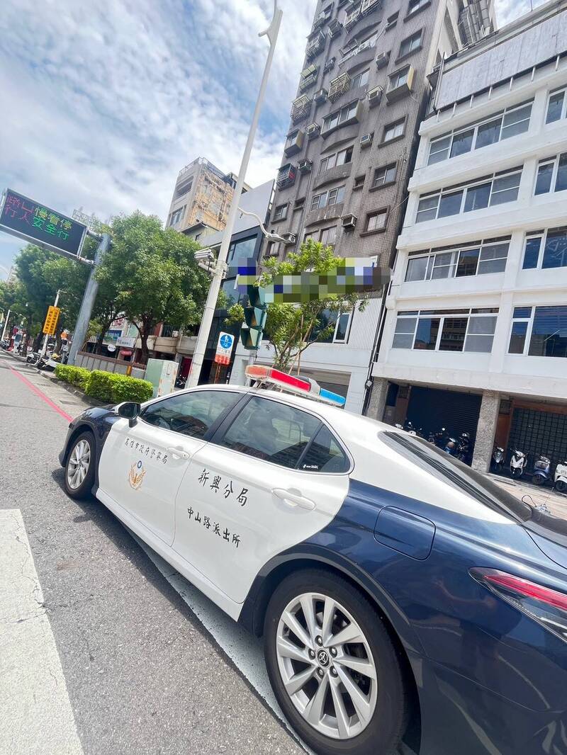 高雄中山一路某大樓，上午11點發生老翁墜樓事件。（民眾提供）