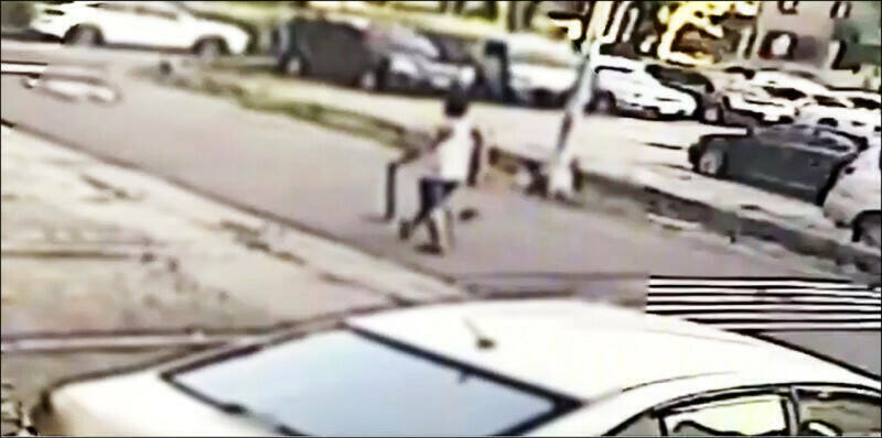 高雄港務女警欠債逾百萬 債主街頭16槍轟頭亡