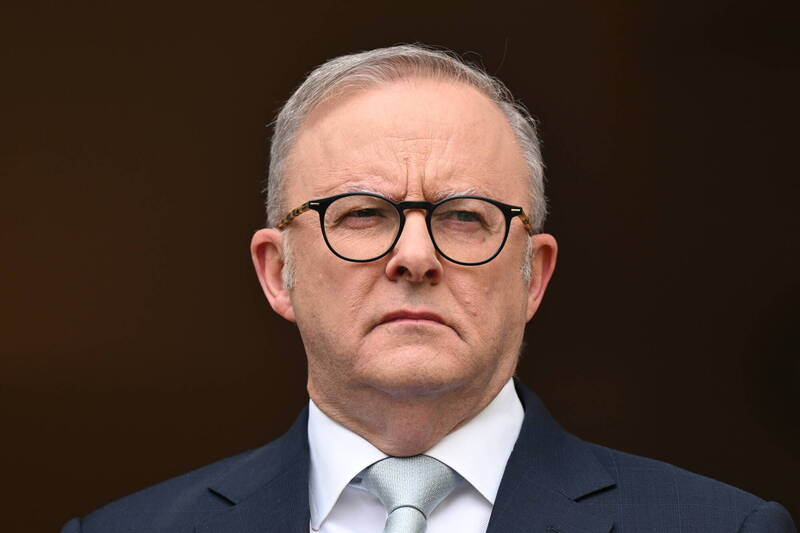 澳洲總理艾班尼斯指責伊朗在澳洲指揮至少2起反猶太攻擊，並驅逐伊朗駐澳洲大使。（歐新社）