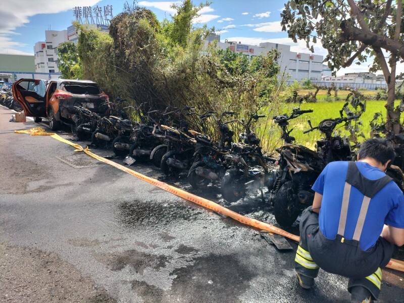 初判竹林起火延燒路旁汽機車，才引發火燒車意外。（桃園市政府提供）
