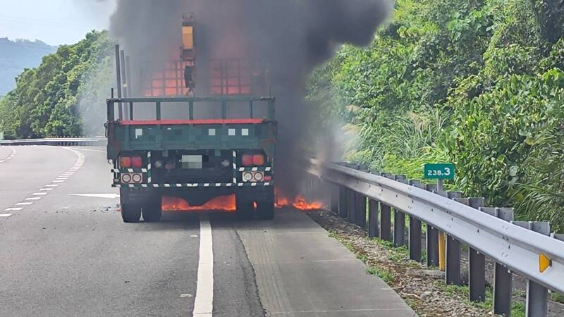 國道3號名間路段，27日上午發生大貨車火燒車，幸無人員傷亡。（圖由警方提供）