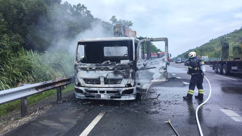 國道3號名間路段，27日上午發生大貨車火燒車，整輛車付之一炬。（圖由警方提供）