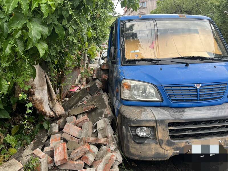 清水區農會磚牆倒塌，貨車遭波及。（民眾提供）