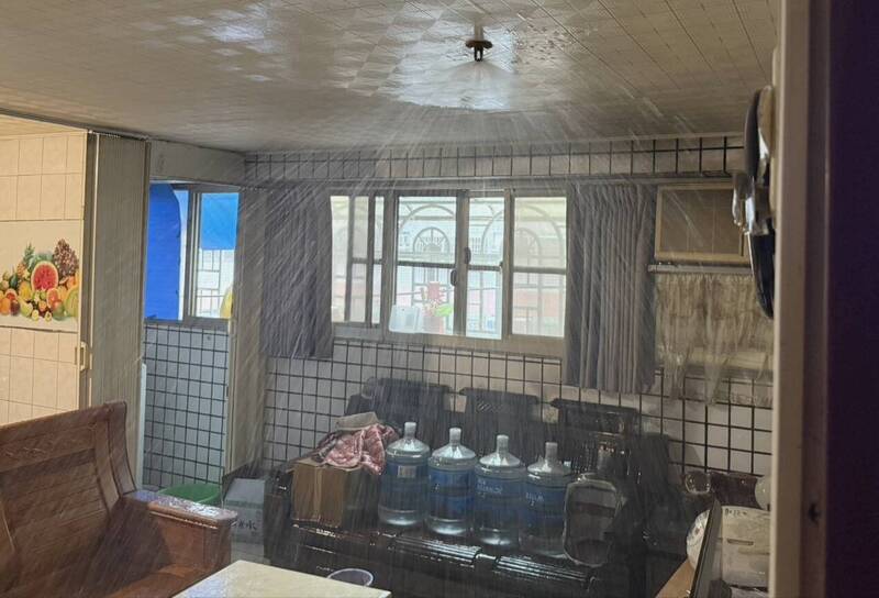 自動灑水系統發揮效用，協助撲滅火勢。（民眾提供）