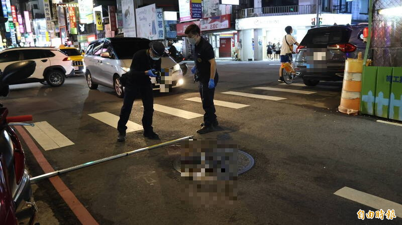 警方鑑識人員到場採證。（記者黃政嘉攝）