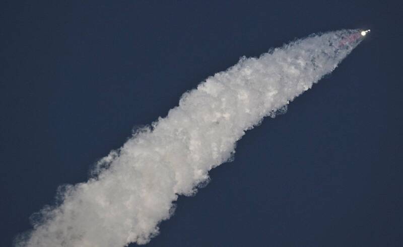 SpaceX星艦第10次試射大成功！返回地球垂直濺落海面瞬間曝