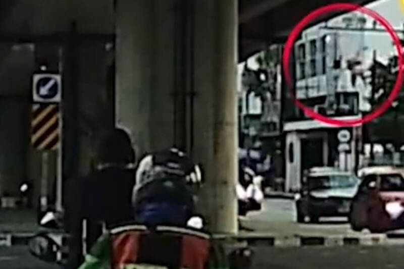 泰國曼谷一名摩托計程車司機自撞護欄，導致後座女乘客噴飛摔落橋下重傷。（擷取自TikTok）