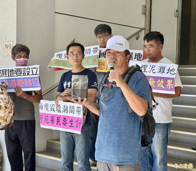 芳苑在地居民李國忠表示,離岸風機的開發、海纜埋設,造成海水濁度增高,高乘劇烈變化,致沿海養殖業嚴重減產,潮間帶生物銳減。(記者黃宜靜攝) 芳苑在地居民李國忠表示,離岸風機的開發、海纜埋設,造成海水濁度增高,高乘劇烈變化,致沿海養殖業嚴重減產,潮間帶生物銳減。(記者黃宜靜攝)