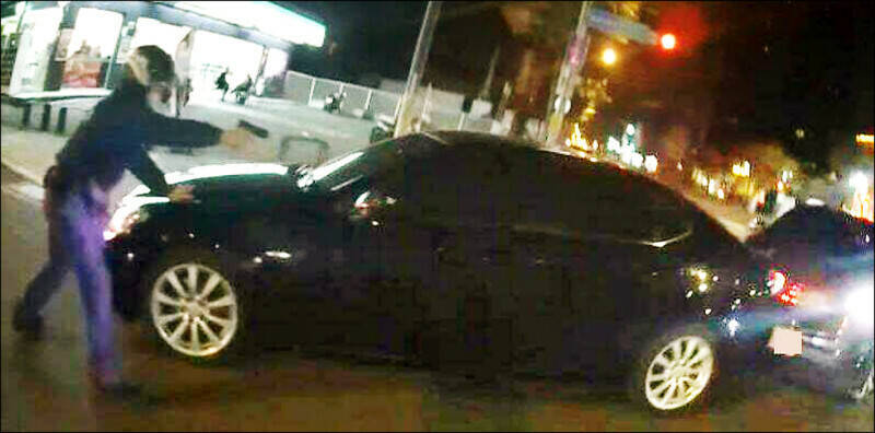 逆轉！ 通緝犯撞警致骨折一審認「不小心」輕判 二審有殺警犯意判5年6月