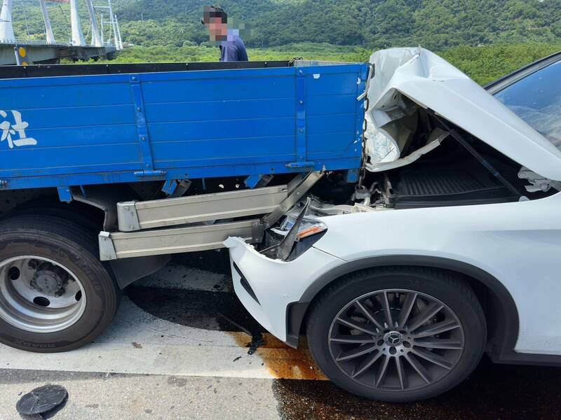 賓士休旅車追撞貨車，車頭毀損嚴重。（警方提供）