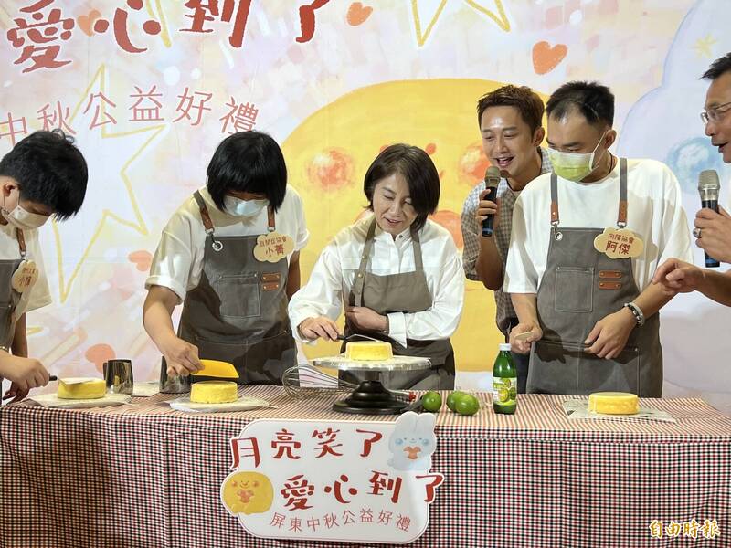 屏東縣長周春米與3位身障職人—小菁、小樺、阿傑攜手完成DIY淋面雙檸糖霜蛋糕製作。(記者羅欣貞攝) 屏東縣長周春米與3位身障職人—小菁、小樺、阿傑攜手完成DIY淋面雙檸糖霜蛋糕製作。(記者羅欣貞攝)