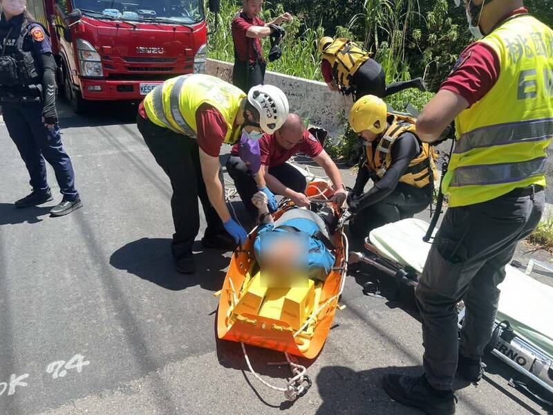 桃園市觀音區梁姓老翁跌落桃園大圳，幸居服員鍥而不捨找到人。（記者余瑞仁翻攝）